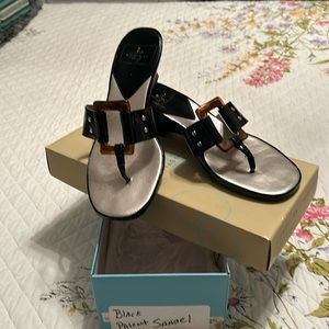 Life Stride black patent sandals with tortoise shell buckle